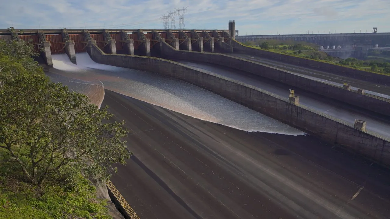 Itaipu volta a abrir vertedouro após quase dois anos